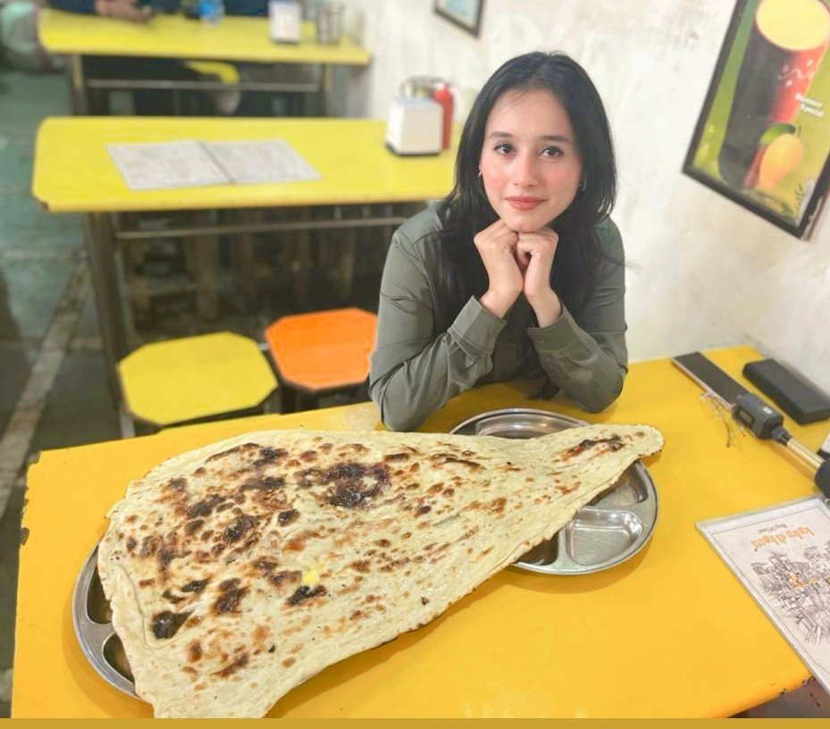 The biggest naan I've ever seen
Can you finish this alone? 

#biggestnaan #Delhifood