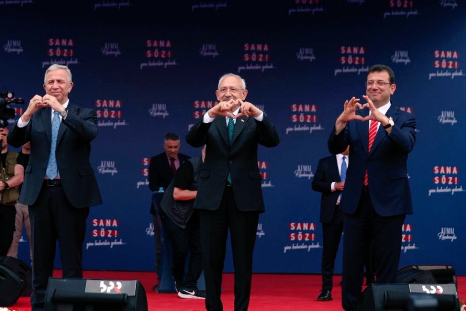 ATASINlNizinde's tweet photo. Kolay olmayacağını biliyorduk.
Bu doğumu özlemle bekleyen Türk Milleti bu sancıyı da çekecek.
Boşuna sevinmeyin haramiler!
Ne davamıza ne de sandığa küseriz, hepimiz +1 kişi ile sandığa gideceğiz.

SENİNLEYİZ KILIÇDAROĞLU 🫶 https://t.co/Uvy2QzWKnn