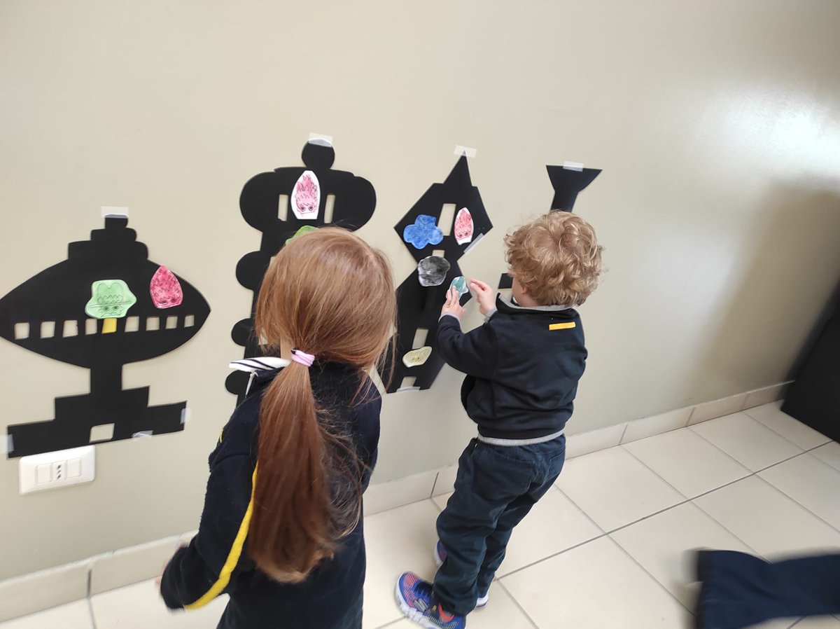IstitutoMassimo's tweet photo. Anatroccoli e Tigrotti in biblioteca alla scoperta di........... "Tutti i colori della vita" ! Dalla lettura del libro "Tutti i colori della vita" nasce un laboratorio ludico/espressivo, con i nostri bambini di 3 anni, per scoprire se stessi e gli altri. #gesuitieducazione https://t.co/Qt7kD4gSZR
