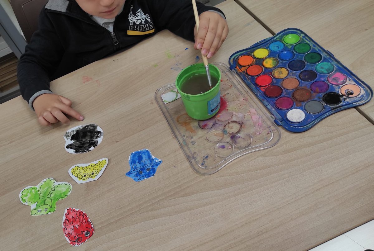 IstitutoMassimo's tweet photo. Anatroccoli e Tigrotti in biblioteca alla scoperta di........... "Tutti i colori della vita" ! Dalla lettura del libro "Tutti i colori della vita" nasce un laboratorio ludico/espressivo, con i nostri bambini di 3 anni, per scoprire se stessi e gli altri. #gesuitieducazione https://t.co/Qt7kD4gSZR