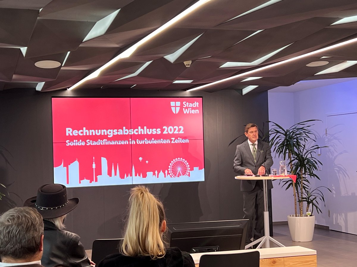 ma_radov's tweet photo. Für die Gemeindefinanzen-Cracks, ein paar Eckdaten zum heute von Stadtrat #PeterHanke präsentierten Rechnungsabschluss 2022 der @Stadt_Wien. Dieses Zahlenwerk bildet das 1.Jahr des Doppelbudgets 2022/2023 ab und zeigt wie schnell sich die Welt gedreht hat. Denn das Doppelbudget https://t.co/79Yv8mwYVM