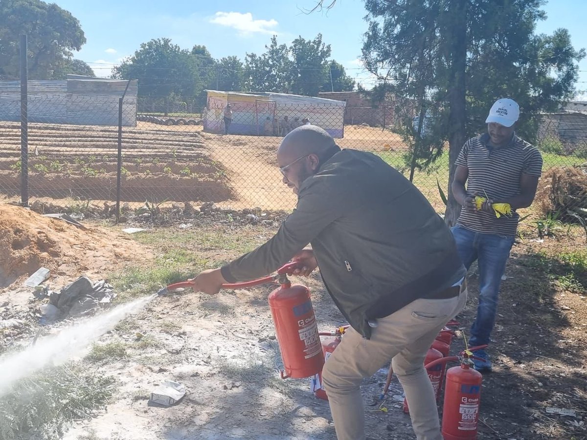 TigerBrands_F's tweet photo. On the 12th of May, our hardworking crew in Limpopo organised an exciting fire extinguisher training for our Volunteer Food Handlers.
#Khulisa #TBF #BeyondTheMeal #100MillionMeals #LearnersFocusedOnLearning #LetTheChildBeAChild #Sustainability #Communities #Nutrition https://t.co/7fNGek8ieV