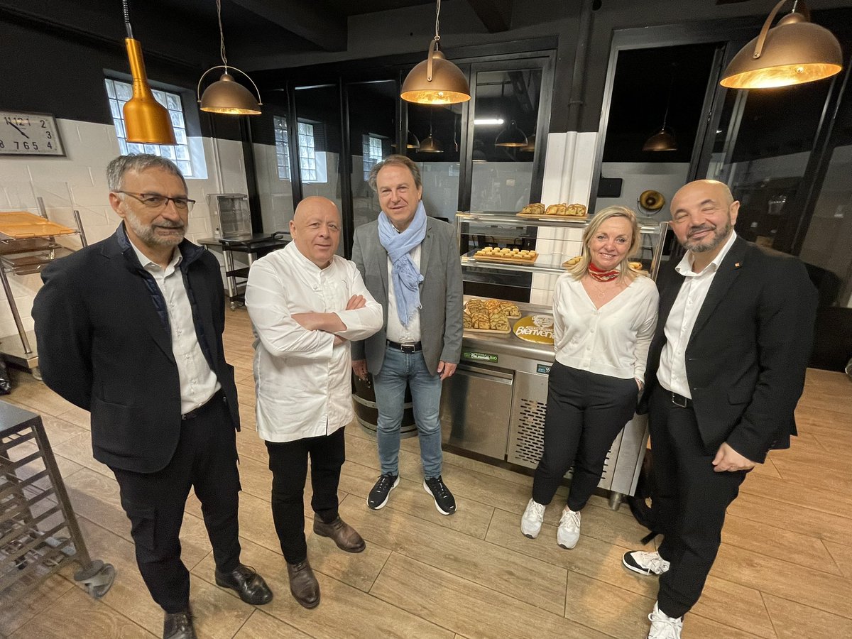 OrangeBFC's tweet photo. Engagé dans l'économie circulaire, nous donnons aujourd'hui notre cuisine professionnelle dont nous n'avons plus l'usage sur un site de Dijon à @CuisineMEmplois qui forme gratuitement les personnes éloignées de l'emploi aux métiers de la restauration en présence de #thierrymarx🤩 https://t.co/CzYMvZNnHO
