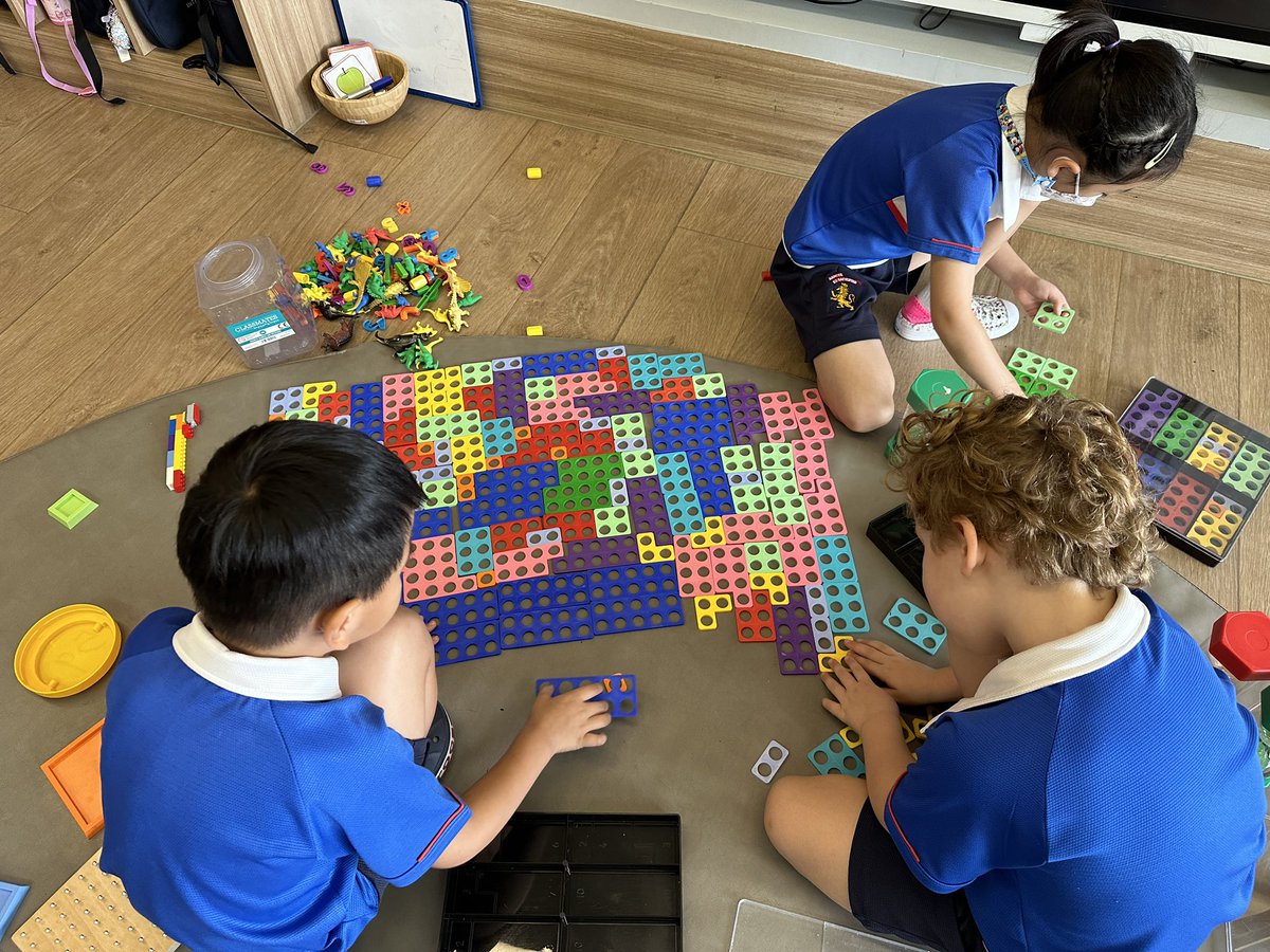 Such lovely number chat! 
“This dinosaur has two legs” 
“This one has four and this one has two, they can go on six!” 🤩 when @numicon and small world collide! 

#EYMagic
#EarlyYears
#eyfstwitterpals
#EYFS 
#EYmatters
#EYtalking
#EYshare
#EYFSwow
#eyfsmaths