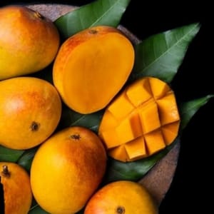 Mangoes..ever since my childhood I always loved eating a #Mango without cutting it into pieces. Every summer when I wud visit my grandparents in #Ratnagiri- heartland of #AlphonsoMango (a signature fruit with distinct taste, full of nutrients) the entire big family would....1/n