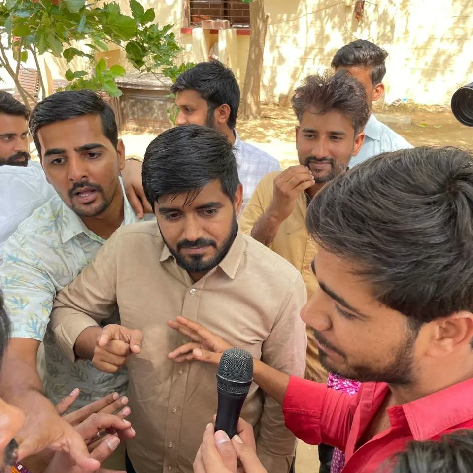 vishalgothwalin's tweet photo. मीडिया से रूबरू
   विशाल गोठवाल 
राजस्थान विश्वविद्यालय https://t.co/AwooIm7Gu6