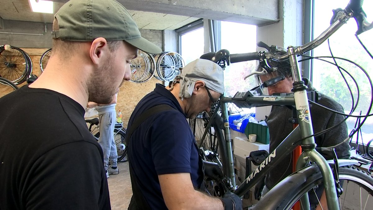 Une formation de mécanicien vélo à Liège, une initiative d'insertion portée par @ProVelo_be et Step Métiers. Une première en Wallonie 👉 rtc.be/video/info/soc… #formation #mécanicien #vélo #Liège