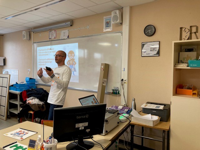 EElchinger's tweet photo. 🤖Afin de sensibiliser les jeunes filles aux filières numériques, un premier atelier SuperCodeuses s'est déroulé ce matin au Collège d'Isle en partenariat avec l'Université de Limoges, le Rectorat et Récréasciences. Deux classes de 4ième ont découvert les robots Thymio. https://t.co/Hrbhn1LdKf