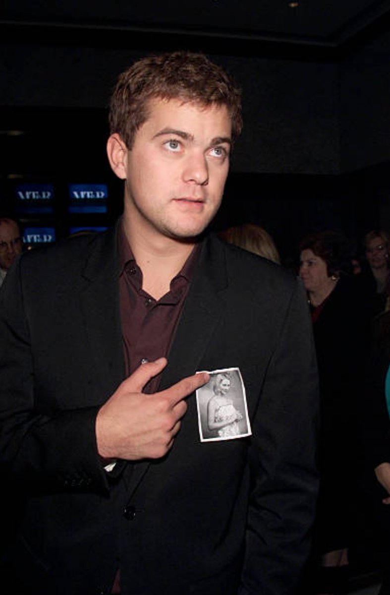 mcpurpleh's tweet photo. Tá mais vcs sabiam que Joshua Jackson (Pacey Witter) colocou uma fotografia da Meredith Monroe (Andie Mcphee) em seu terno para ela não ficar de fora da comemoração do 100º episódio de Dawson's Creek. Parece que ele aprendeu direitinho com seu personagem,não é mesmo? 😍👌#pandie https://t.co/c9McwQXDEa