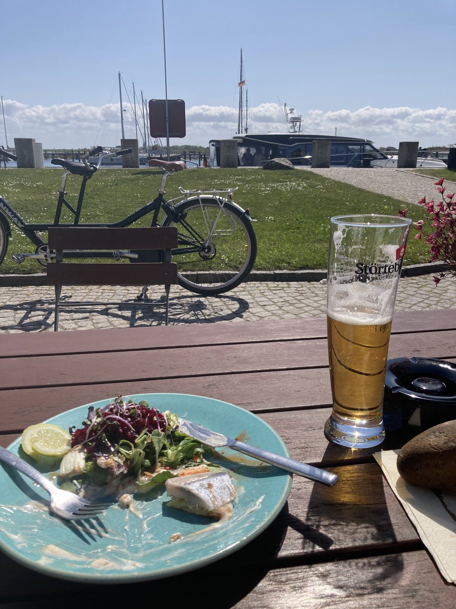 blauman_1's tweet photo. Hafen, Matjes und kaltes Bier. Das Leben ist schön. https://t.co/TJnFZMFMYb