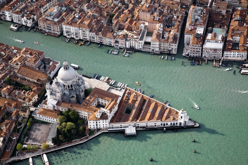 AcadBeauxarts's tweet photo. La délégation rencontrera également Monsieur Bruno Racine, directeur de la Punta della Dogana-Pinault Collection et assistera par ailleurs à la conférence-débat de la Fondation Jacques-Rougerie – Académie des beaux-arts (« Le laboratoire du futur, habiter la mer et l’espace »). https://t.co/B1edFbmoBd
