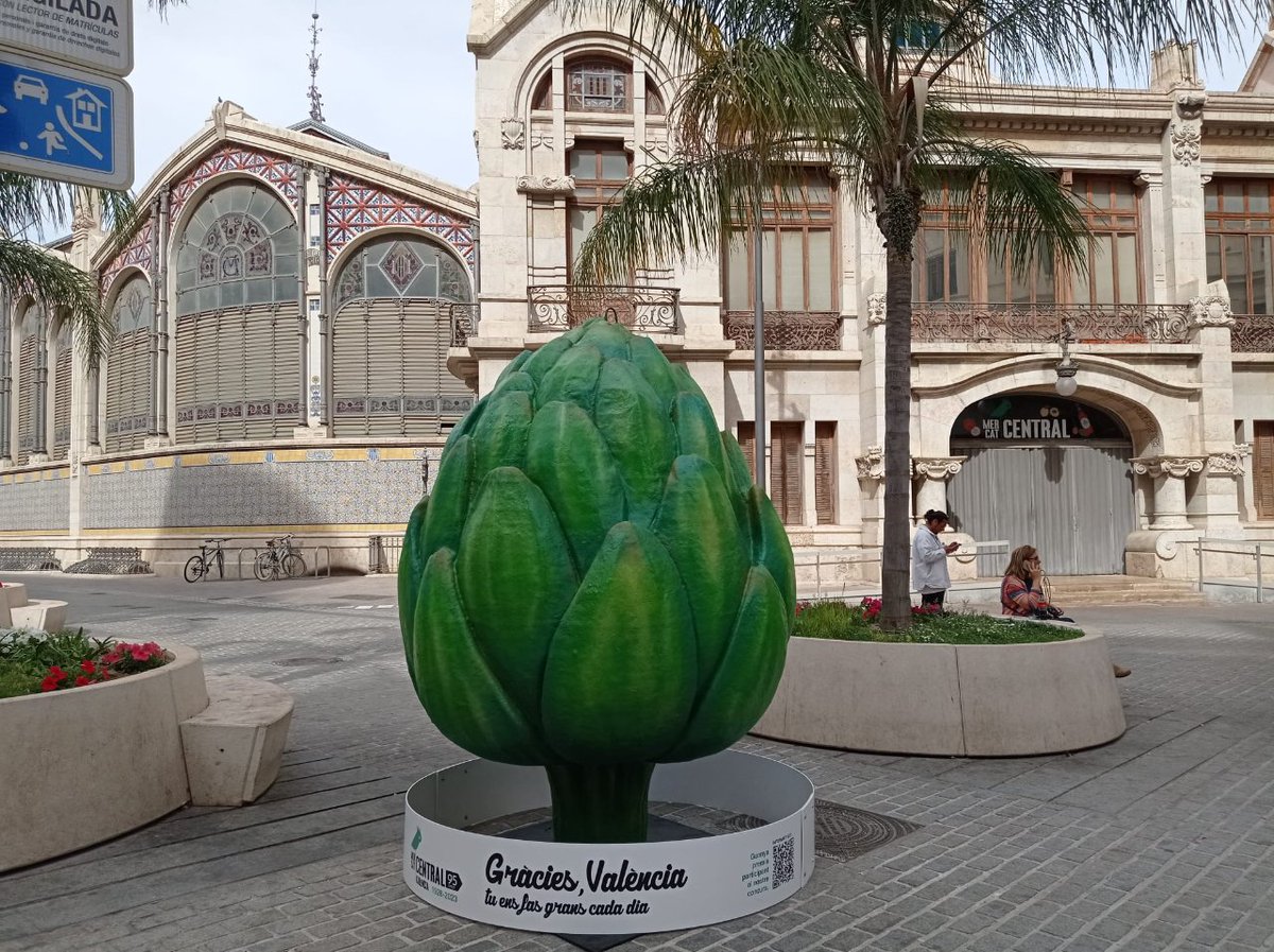 AjuntamentVLC's tweet photo. 🍅🍆 De segur que ja has vist les hortalisses gegants d'#HortAttack. Pots trobar-les als carrers de #València amb motiu del 9⃣5⃣ aniversari del @MCentralVlc, que ha organitzat una gimcana fotogràfica.📸
🙌Participa!
▶️Fins al 18 de maig
🗓️ https://t.co/JDldQfk4U0
#95MERCATCENTRAL https://t.co/ozroFFBWGV