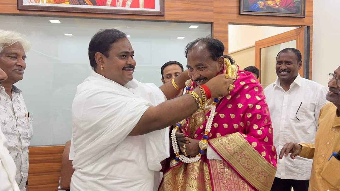Allamprabhu Patil ಅಲ್ಲಮಪ್ರಭು ಪಾಟೀಲ್ (@allamprabupatil) on Twitter photo ಇಂದು ನನ್ನ ಆರಾಧ್ಯ ಗುರುಗಳಾದ ಜಿಡಗಾ ನವಕಲ್ಯಾಣ ಶ್ರೀಮಠಕ್ಕೆ ತೆರಳಿ ಪೀಠಾಧಿಪತಿಗಳಾದ ಶ್ರೀ ಶ್ರೀ ಶ್ರೀ ಷ. ಶಿ. ಡಾ. ಮುರುಘರಾಜೇಂದ್ರ ಮಹಾಸ್ವಾಮಿಗಳವರ ದರ್ಶನಾಶೀರ್ವಾದ ಪಡೆದುಕೊಂಡೆ.
<a href="/INCKarnataka/">Karnataka Congress</a> ಇಂದು ನನ್ನ ಆರಾಧ್ಯ ಗುರುಗಳಾದ ಜಿಡಗಾ ನವಕಲ್ಯಾಣ ಶ್ರೀಮಠಕ್ಕೆ ತೆರಳಿ ಪೀಠಾಧಿಪತಿಗಳಾದ ಶ್ರೀ ಶ್ರೀ ಶ್ರೀ ಷ. ಶಿ. ಡಾ. ಮುರುಘರಾಜೇಂದ್ರ ಮಹಾಸ್ವಾಮಿಗಳವರ ದರ್ಶನಾಶೀರ್ವಾದ ಪಡೆದುಕೊಂಡೆ.
<a href="/INCKarnataka/">Karnataka Congress</a>