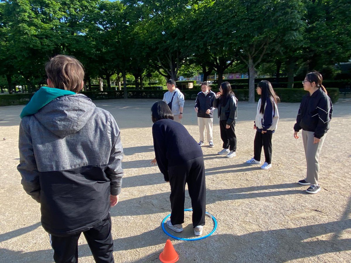 Découverte de la #petanque pour nos élèves correspondantes de Duksung #coree 🇰🇷 avec M. Beringue professeur d’EPS. Le point est déjà discuté 😉