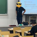 ピンマイクではない!普通サイズのマイクを胸に直接つけているタイプの先生!