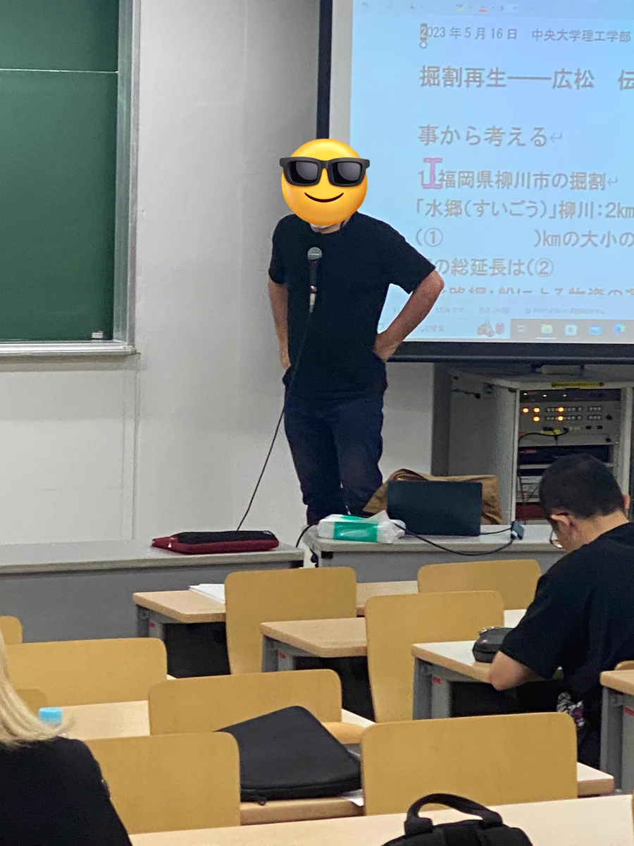 ピンマイクではない！普通サイズのマイクを胸に直接つけているタイプの先生！