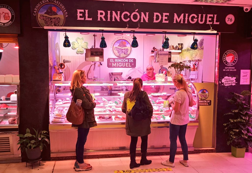 VOX_leganes's tweet photo. 👣🔊📃 Esta mañana Paseo Electoral por la Galería #PRYCONSA con @beatejero, candidata de VOX a la Alcaldía visitando los puestos y escuchando a los vecinos de la ciudad.
"A #Leganés le falta Ilusión y Gestión"
BEATRIZ TEJERO #CuidaLeganés💚
#VotaVOX #VotaSEGURO #CuidaLoTuyo🇪🇦 https://t.co/KdiXl8Ahc7