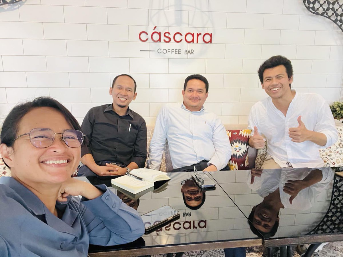 ฐปนีย์ เอียดศรีชัย : มาเป็นสักขีพยานว่า เพื่อน ส.ว.ซากีย์ พิทักษ์คุมพล ประกาศจุดยืนจะโหวตนายกฯ ที่มาจากฉันทามติของประชาชน 1 เสียงของ ส.ว.ที่จะยืนข้างประชาชนค่ะ

"วางความกลัวไว้ข้างหลัง🧡วางความหวังไว้ข้างหน้า"
#ปิดสวิตช์สว #ทิมพิธา #พรรคก้าวไกล #รัฐบาลก้าวไกล #เพื่อไทย #โหนกระเเส