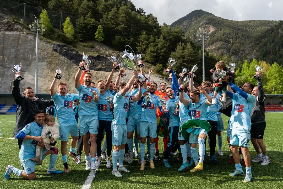 13AlexHernandez's tweet photo. Y es que a veces los sueños se cumplen... 💭

CAMPEONES de liga, somos equipo de @ChampionsLeague 🇪🇺 https://t.co/6tKRKalwLQ