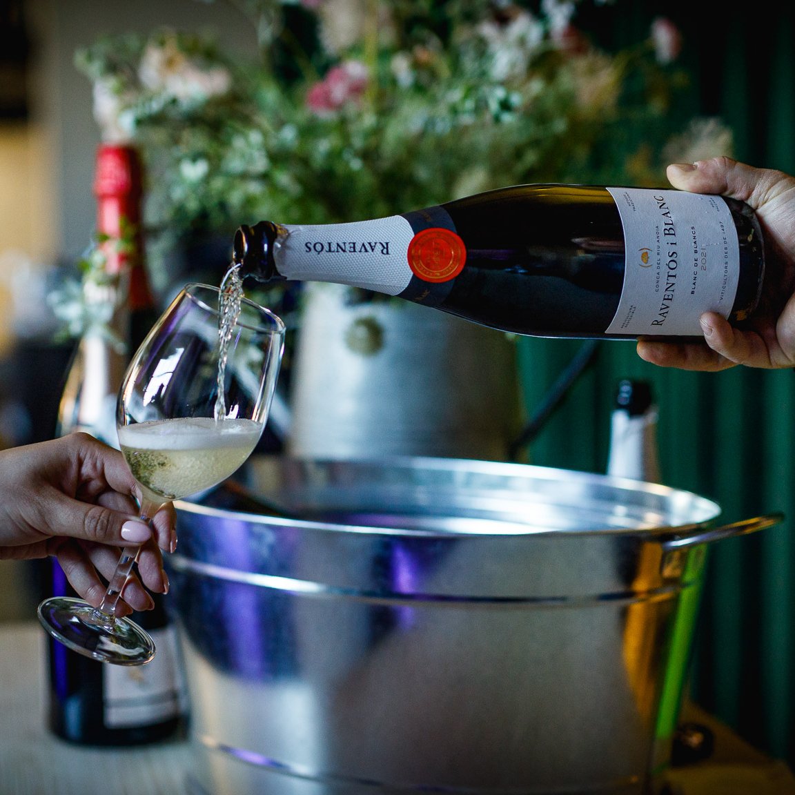 [Blanc de Blancs 2021]
A classic and exceptional #vintage

Continues with its blend of Macabeo, Parellada, Xarel·lo and the novelty of two years ago, the #MalvasiadeSitges, an intense and aromatically complex variety that gave us a high ##natural acidity and volume to the #wine.