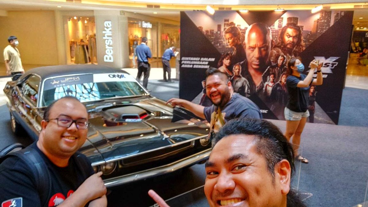 buzzpoptv's tweet photo. Pasal review #FastX kesemua pihak media di Malaysia kena embargo...
Maka Min dapat belanja gambo kami shooting offline review sahaja for now...
Nantikan review Press Screening FAST X kami di https://t.co/NHIyUAUY1O pada 12:00AM, 18 Mei 2023, Khamis nanti! 💪💪💪
#fastxmy https://t.co/GI3exYGWvJ