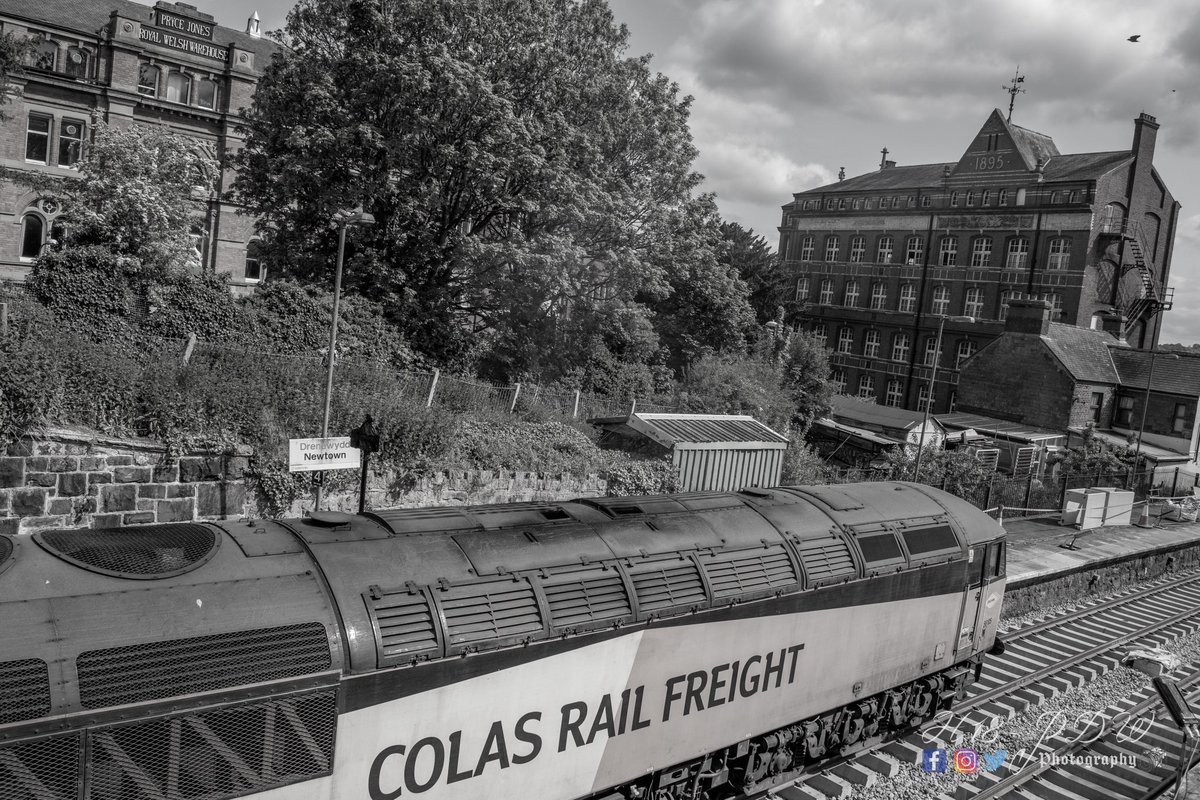 Old meeting very much older this morning in Newtown Powys.
Class 56 with the very famous Pryce Jones building.
Follow the link to see more from site.

facebook.com/10006356433328…

@ColasRailUK @ColasRail_off @NetworkRailWAL @CambrianLine @transport_wales @my_newtown @CountyTimes