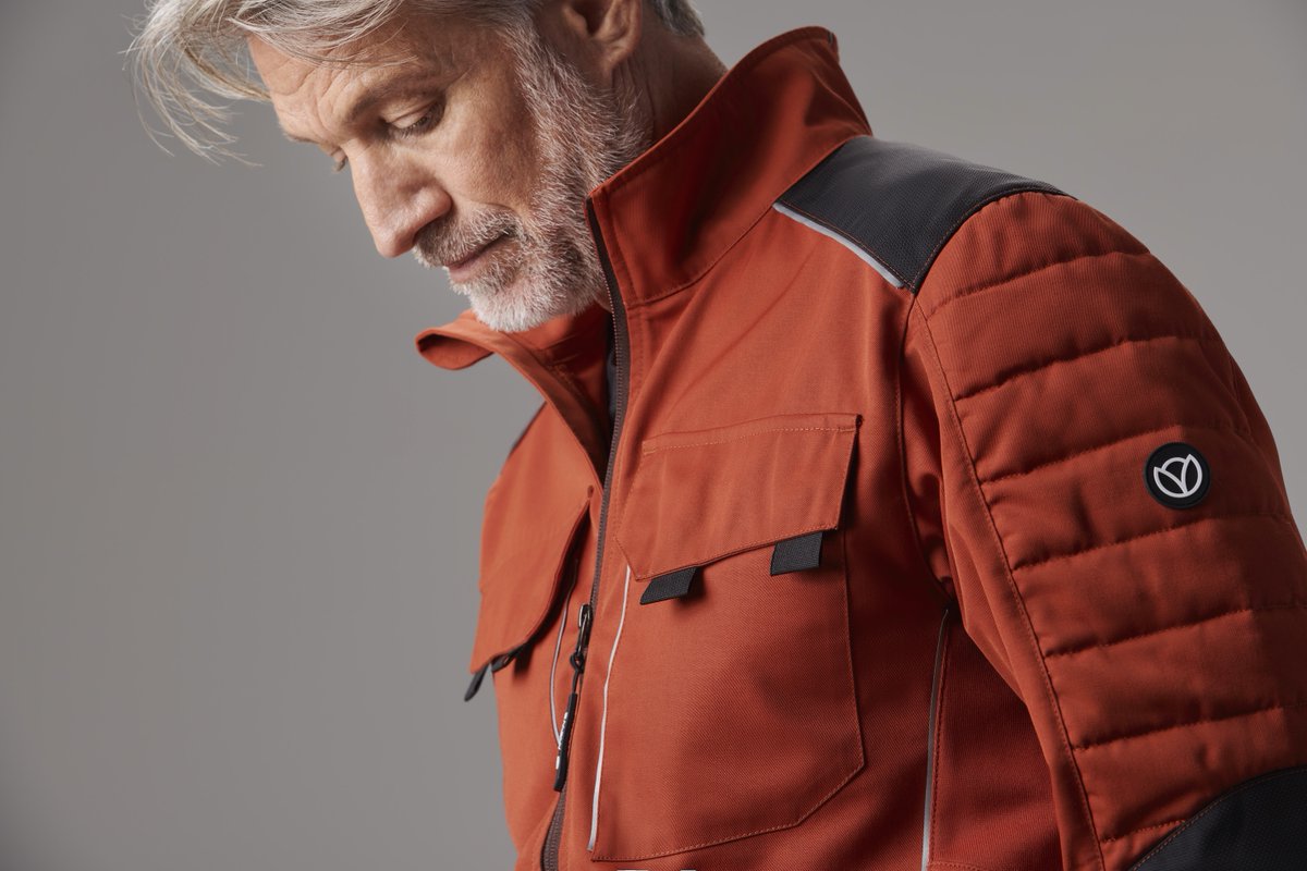 MEWA_FR's tweet image. Avec les vêtements de travail de la collection Peak, Mewa poursuit sa stratégie de développement durable. Les fils de polyester utilisés sont exclusivement fabriqués à partir de bouteilles d’eau en PET recyclées. #Mewatm #textilsharing mewa.tm/3boVXMk