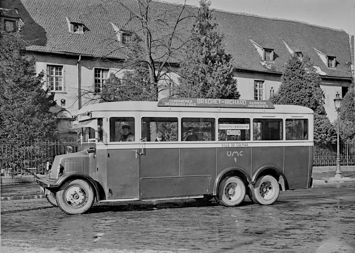 #chroniquehistoire 
Un autobus des Usines Municipales de Colmar (UMC) devant le Musée Unterlinden en 1934. <a href="/Trace_Colmar/">Trace Colmar</a> <a href="/Vialis_Colmar/">Vialis Colmar</a>
