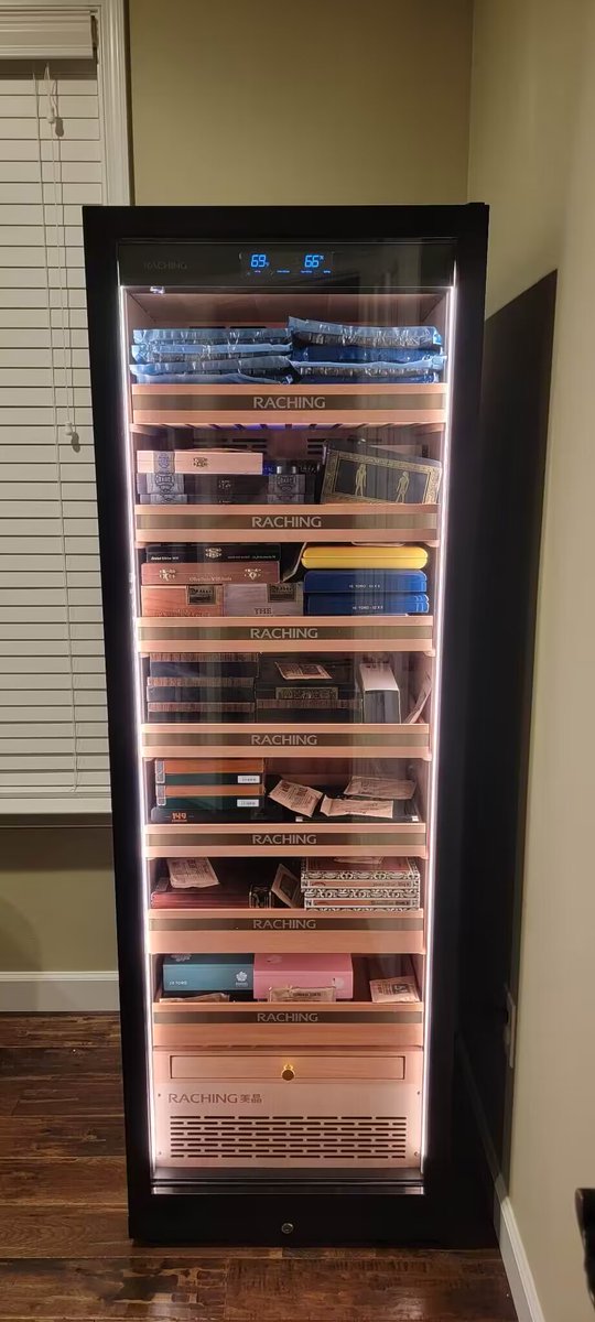 RachingOfficial's tweet photo. #SnapshotShowcase This customer purchased MON0800 Raching humidor. He is a cigar collector and cigar enthusiast.
#cubancigar#cohiba#cigaroftheday #cigarhumidor #rachinghumidor #rachingcigarhuimdor #rachingcigarcabinet #cigarcabinet https://t.co/mYF5L4ZARj