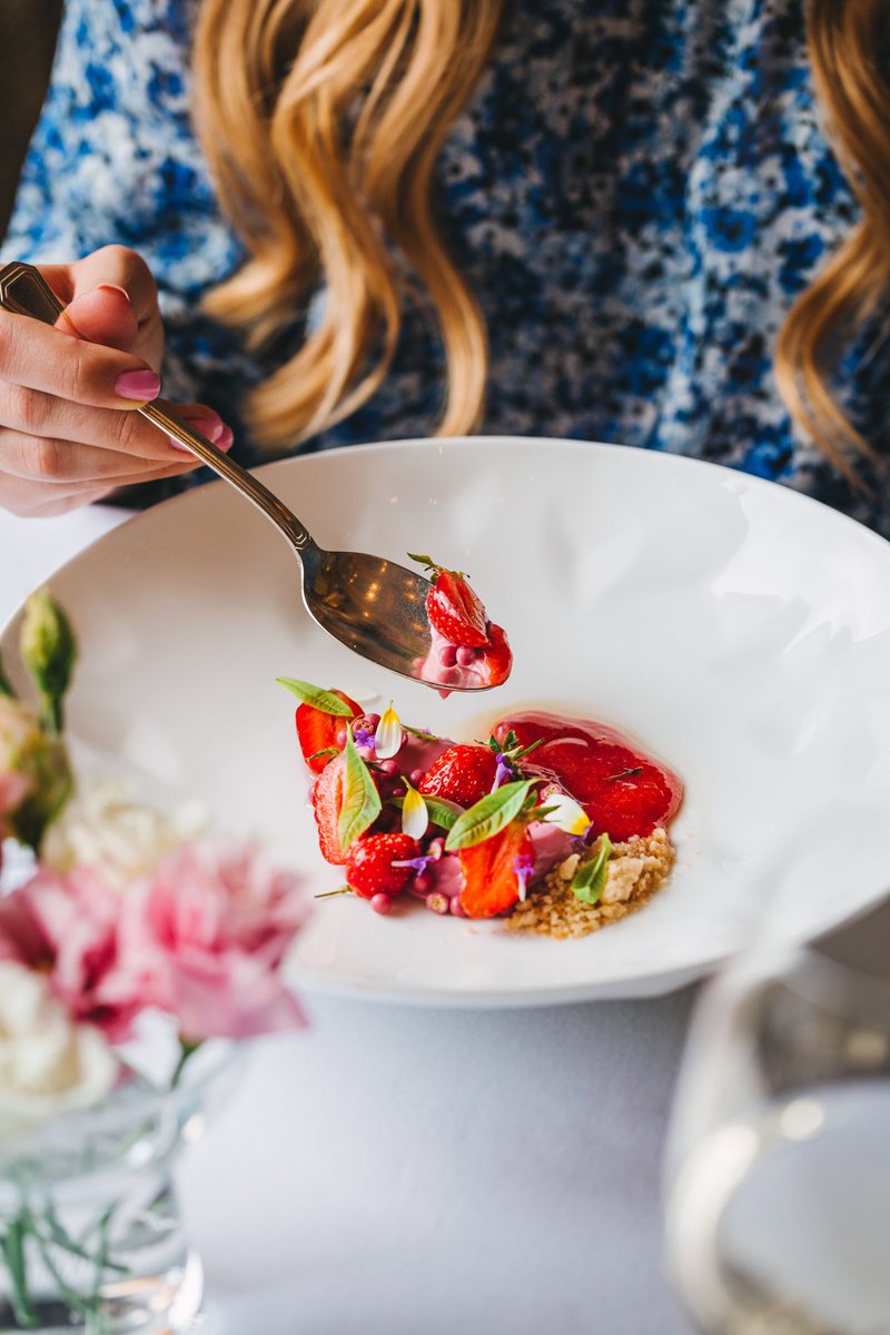 lili_basic's tweet photo. Strawberry season…☺️🍓

(image shot for Esplanade Hotel, Zagreb) #strawberries #foodphotography #Foodie #FoodieBeauty #Foodies #photography #photographylovers https://t.co/5E672MRgaa
