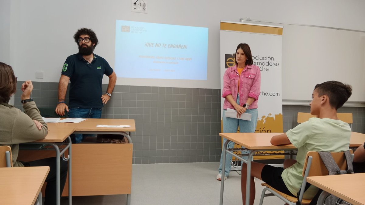 InformadoresElx's tweet photo. 🎓 En el IES Vicente Verdú de #Elche, impartiendo la 2ª sesión del ciclo de #Periodismo, desinformación y 'Fake news', a cargo de nuestros compañeros Sandro Maciá y Érica Sánchez. ¡Muchas gracias por la acogida! 😀

#AIE #informadores #formación https://t.co/N5mfMkKPEC
