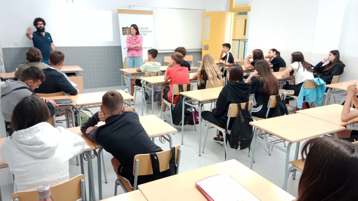 🎓 En el IES Vicente Verdú de #Elche, impartiendo la 2ª sesión del ciclo de #Periodismo, desinformación y 'Fake news', a cargo de nuestros compañeros Sandro Maciá y Érica Sánchez. ¡Muchas gracias por la acogida! 😀

#AIE #informadores #formación