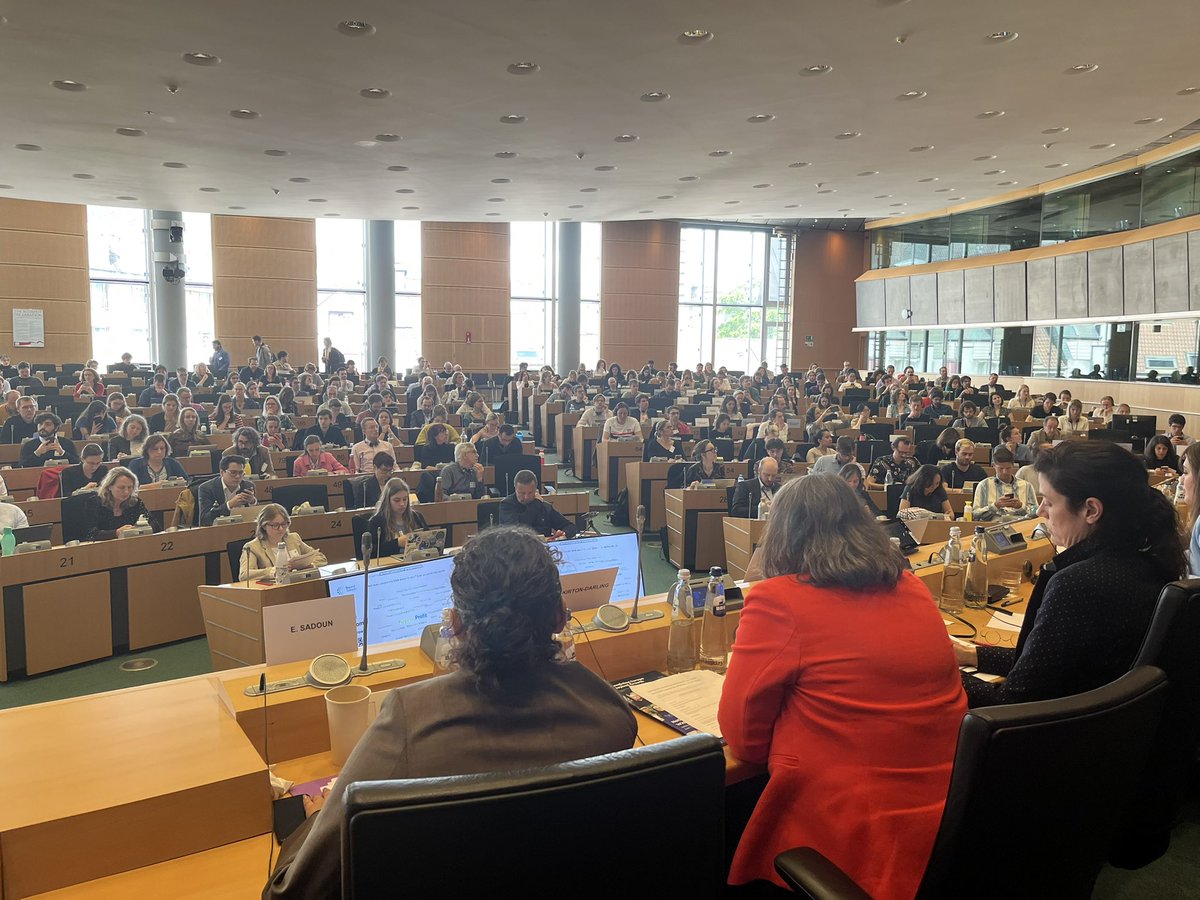 PDurandOfficiel's tweet photo. Fier d’accueillir une telle affluence pour l’atelier sur le rôle des entreprises et des parties prenantes pour une nouvelle économie plus soutenable et une transition plus juste pour l’humain et l’environnement Conférence #BeyondGrowth @Europarl_EN https://t.co/QcLKCCspSF