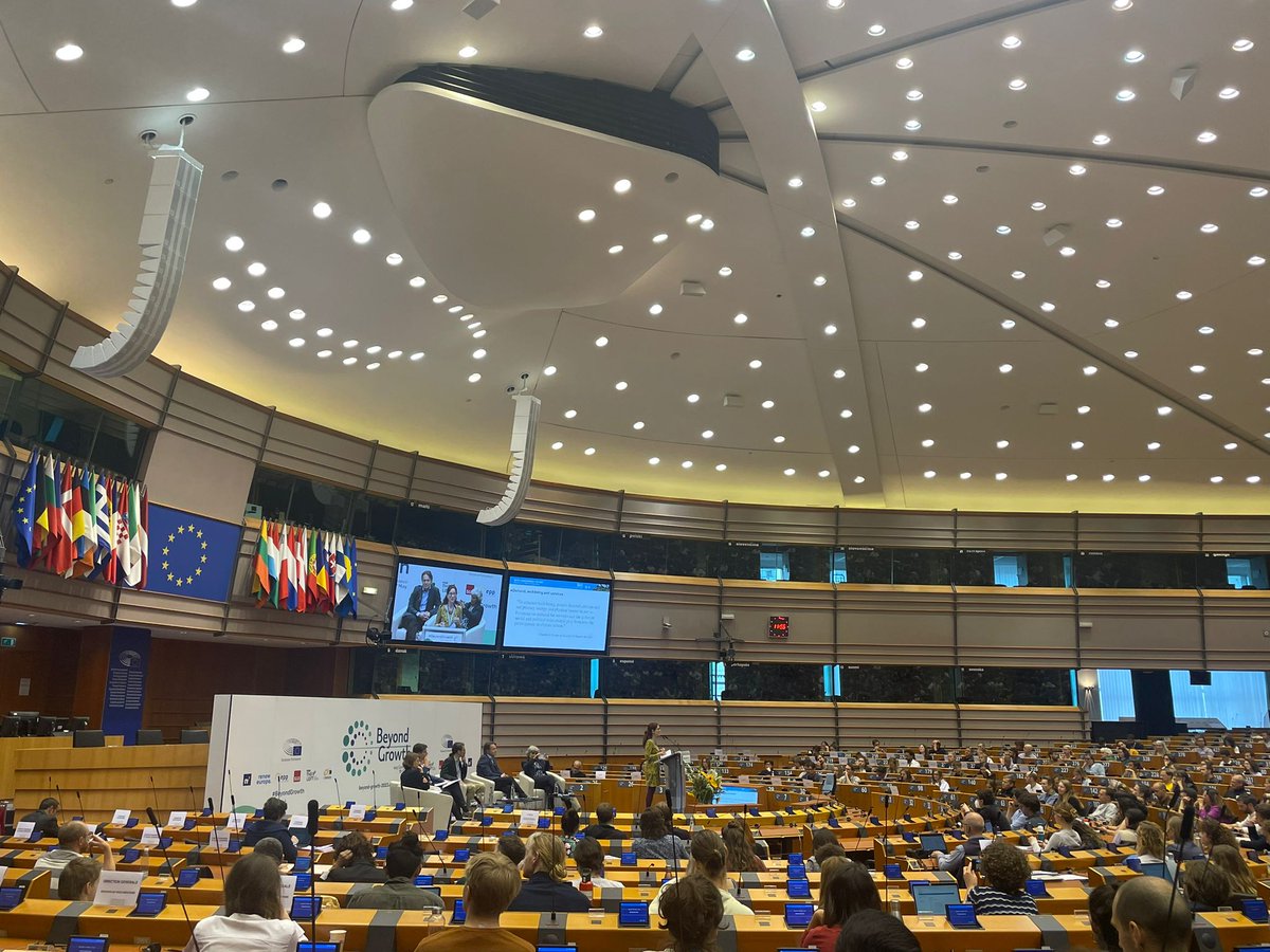 Lena_Hartog's tweet photo. 'Lifestyle changes are system changes - it's not about walking around telling other they are doing things wrong' 
- IPCC Scientist @JKSteinberger at the #BeyondGrowth conference https://t.co/qNbx4A74Lo
