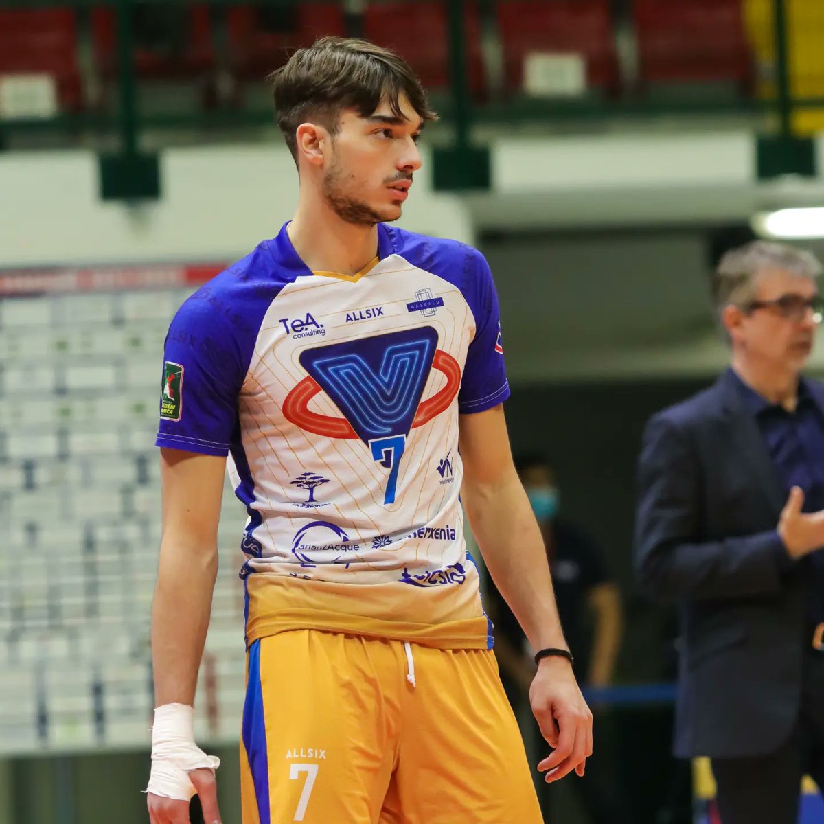 VeroVolley's tweet photo. 4๏ธโฃ stagioni vissute alla grande, Penny ๐ฅฐ
๐ข๐ฟ๐ด๐ผ๐ด๐น๐ถ๐ผ๐๐ถ del tuo percorso con i nostri colori โค๏ธ๐ Buona fortuna Filippo!
#VVGenerations ๐ https://t.co/PXbIOrAsb9
