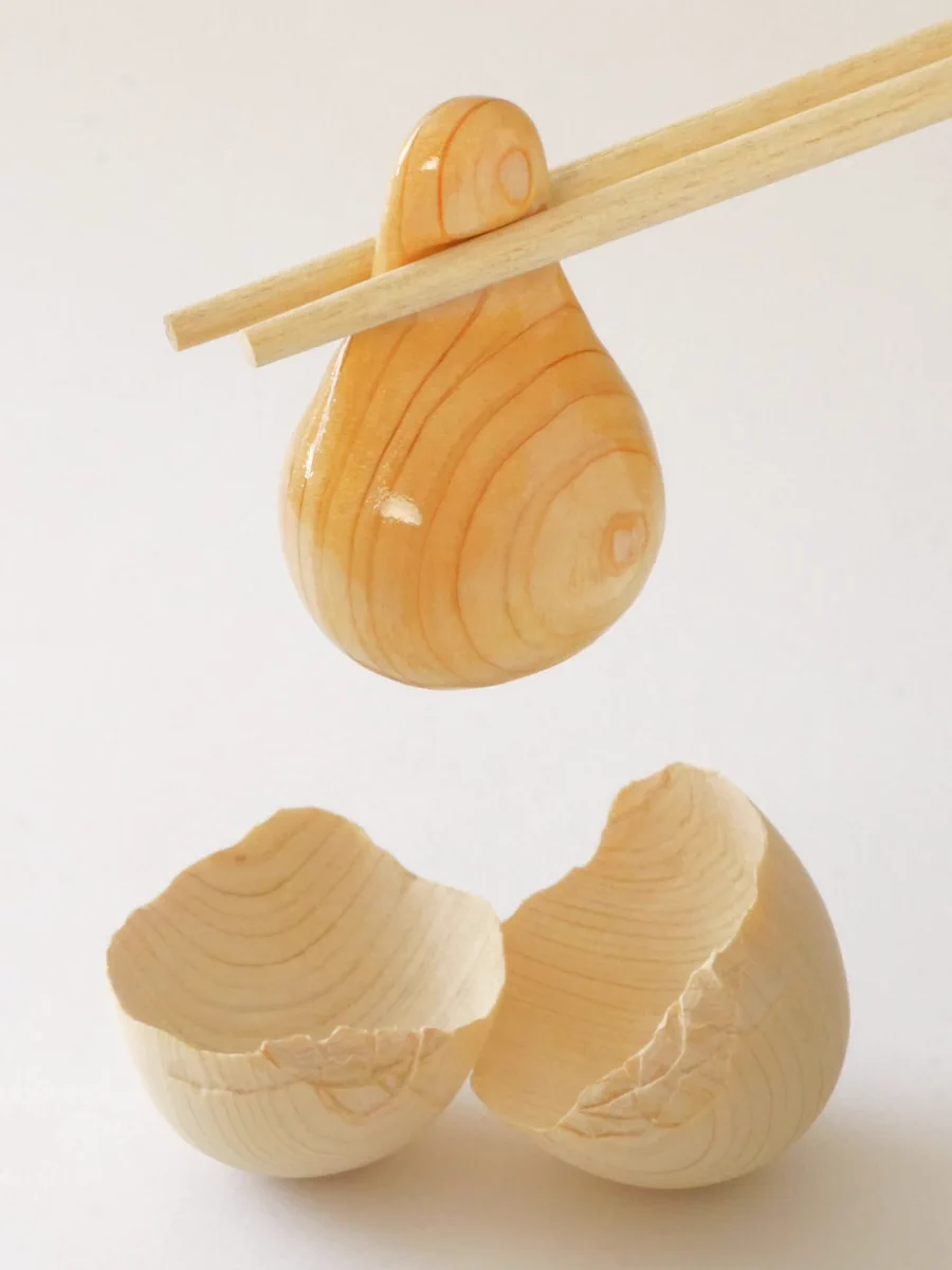 着色してないのにホンモノに見える？キボリノコンノさんが作る木彫りの生卵がすごかった！