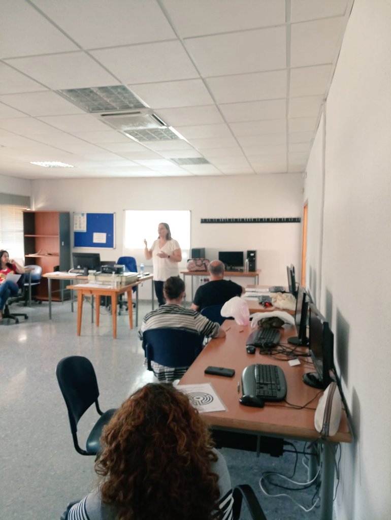M82Isabel's tweet photo. Hoy en @ACH_AndExt  16 personas mayores de 55 años trabajan las emociones para la búsqueda de empleo y emprendimiento de la mano de @rociomartinv gracias a @PlanContigo de @aytoguadaira https://t.co/vHfQxEbLTs
