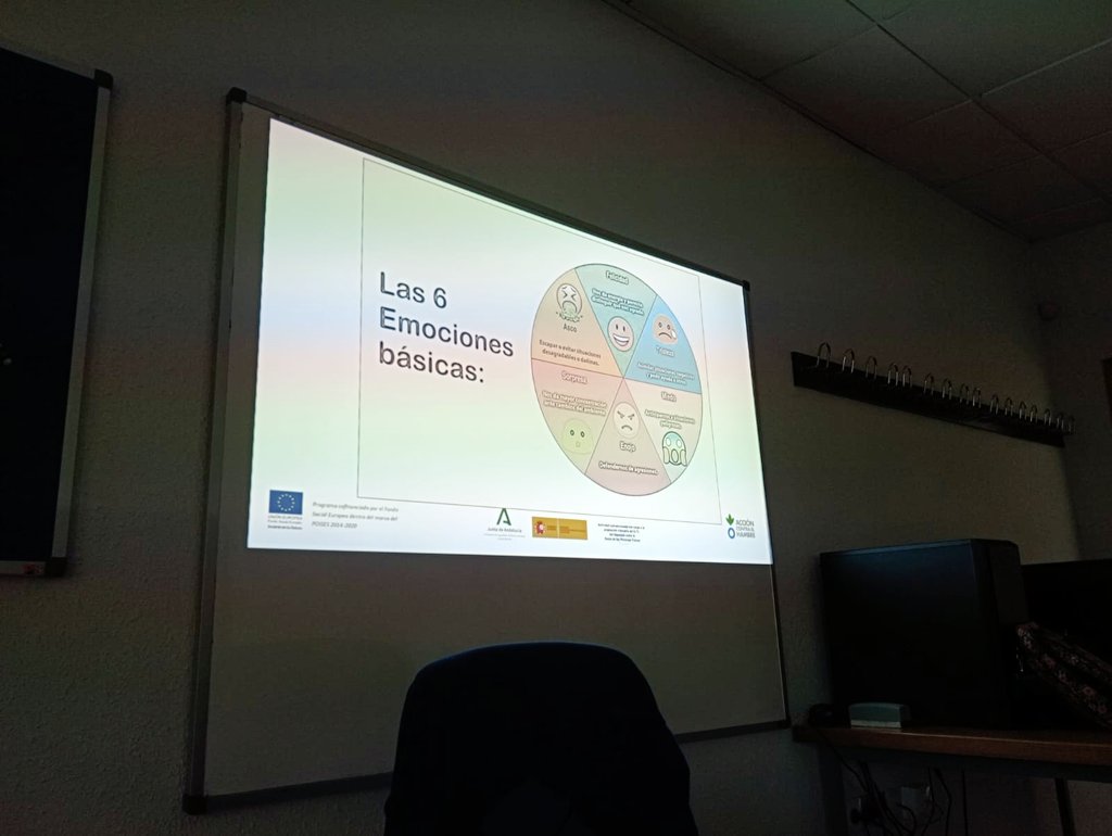 M82Isabel's tweet photo. Hoy en @ACH_AndExt  16 personas mayores de 55 años trabajan las emociones para la búsqueda de empleo y emprendimiento de la mano de @rociomartinv gracias a @PlanContigo de @aytoguadaira https://t.co/vHfQxEbLTs