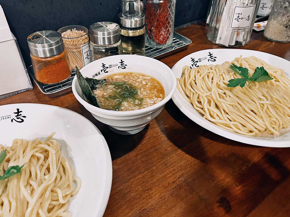 zenyu_25's tweet photo. @tsukemennisshi の自慢のつけ麺！
うんますぎたぁ〜🍜
トマトベースの太陽のつけ麺が最強だった！！
こってりが好きな人はにんにくたっぷり入れるのおすすめだな！笑

PR #つけ麺 https://t.co/iGY8hw9Tpp