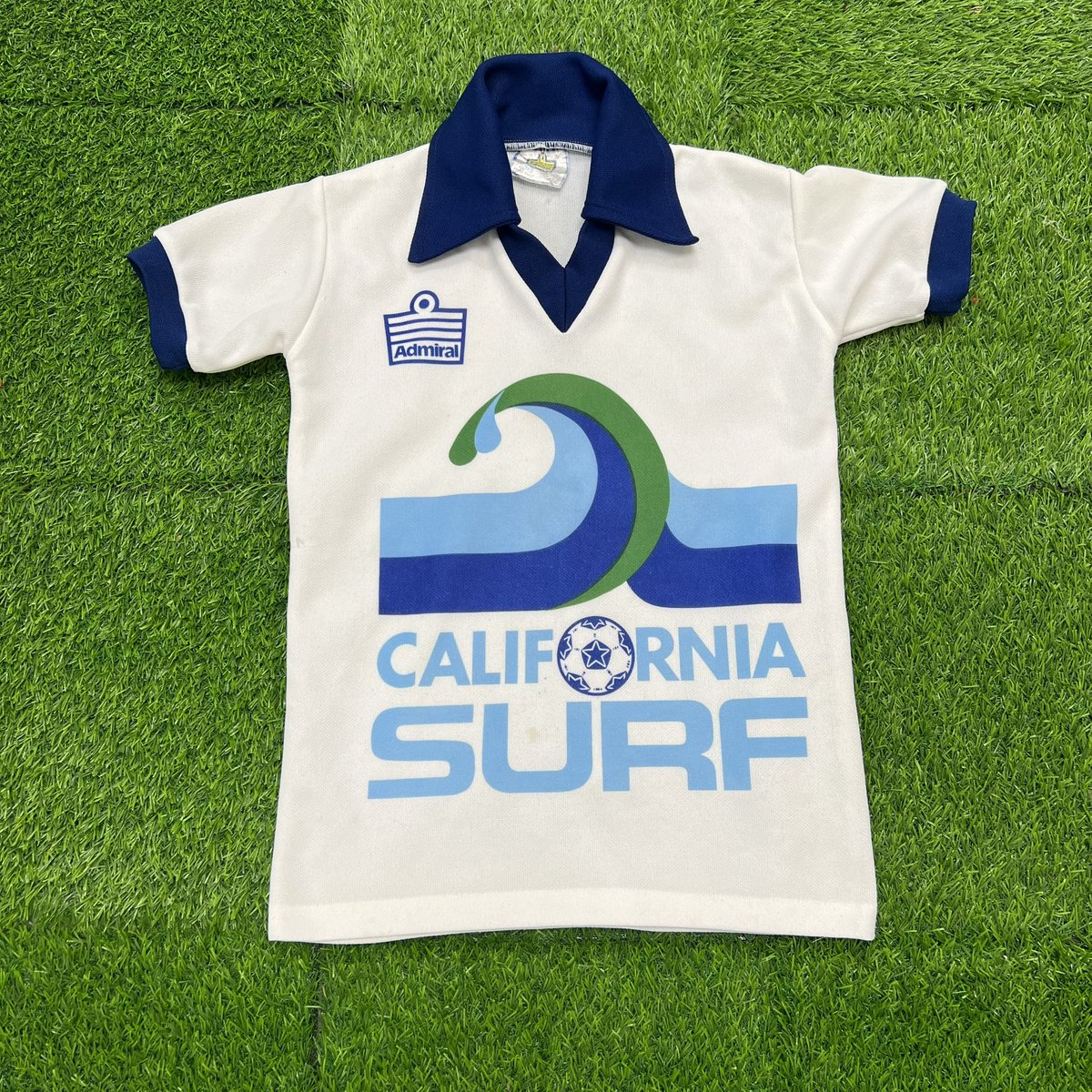 California Surf 🏄‍♂️ Home Shirt 1977/78 stunning wave 🌊 design by Admiral 😍

#california #californiasurf #waves #admiral #mlssoccer #nostalgia #footballshirts #vintagefootball #soccerjersey 
#historicfootballshirts #classicfootballshirts #retrofootball #retrofootballshirts