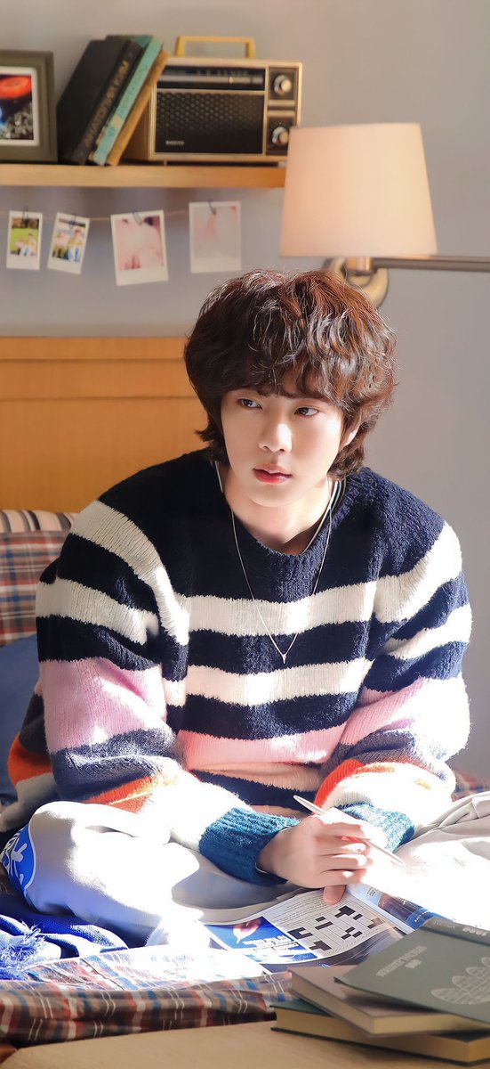 BlueOcean_RJ's tweet photo. "Kita umurnya beda 5 tahun loh! 5 taaa..hunn!" Sembari merentangkan kelima jarinya ke muka pria bermata bulat itu. Jin, memperjelas setiap kata -katanya. 

Pria bermata bulat jernih itu cuman bisa mengecap dan bermain dengan tindikan disela pinggir bibir kirinya. "Lalu?!" Ucapnya https://t.co/swblMmeLl3