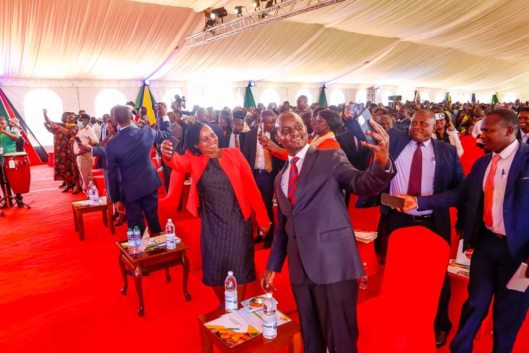 KisiaNzuki's tweet photo. Thousands of farmers and delegates turn up for the First National Mango Conference and Exhibition where measures for increasing mango production are being addressed. #kenyamangoconference
#grownunderthesun
@GvnMutula
@dgmulili
@MbiluDouglas
@OfficialMakueni
@mknassembly https://t.co/V38VQd1U9C
