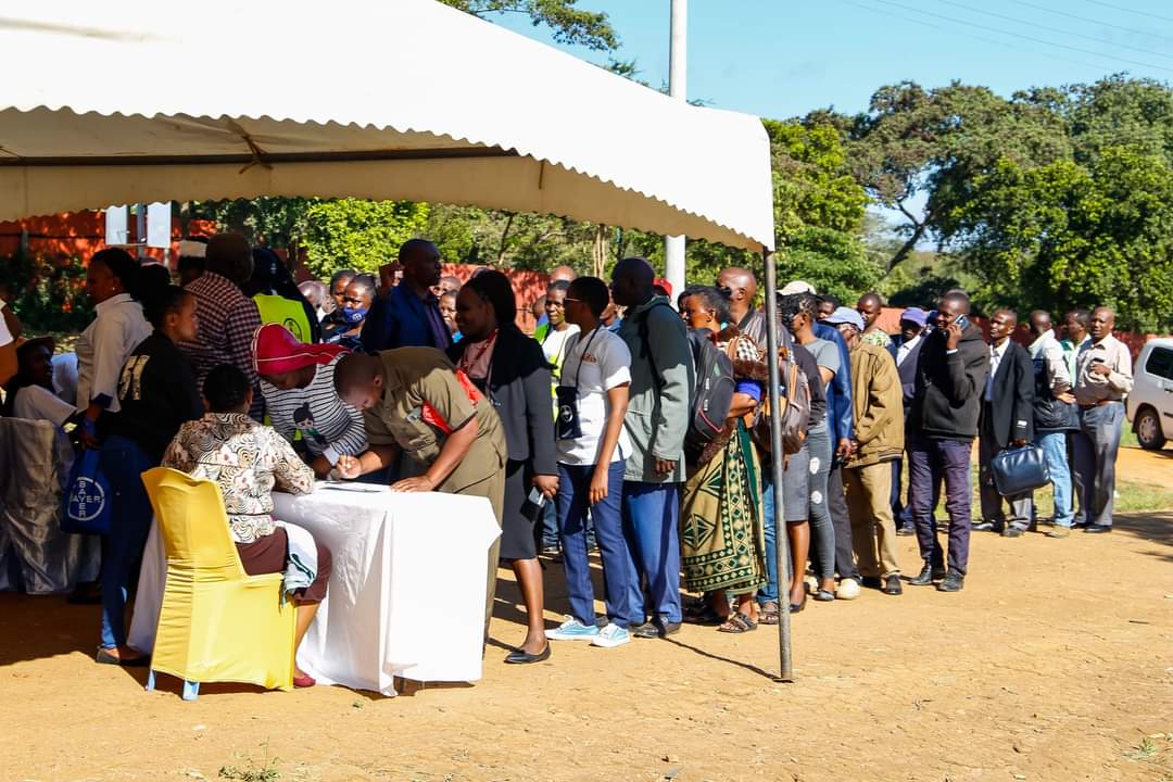KisiaNzuki's tweet photo. Thousands of farmers and delegates turn up for the First National Mango Conference and Exhibition where measures for increasing mango production are being addressed. #kenyamangoconference
#grownunderthesun
@GvnMutula
@dgmulili
@MbiluDouglas
@OfficialMakueni
@mknassembly https://t.co/V38VQd1U9C