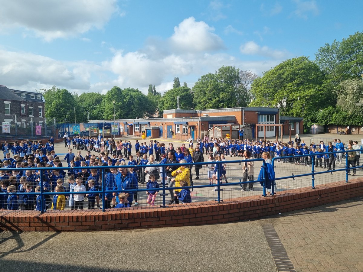 st_michaels_ham's tweet photo. Wow🤩 We had a whole school motivational dance to start our Tuesday nursery all the way to Y6-there were so many smiling faces! Such a positive start to the day!💃🕺🌈🐿 #SMITHvalues #motivational #community https://t.co/BkdC8PnTx2