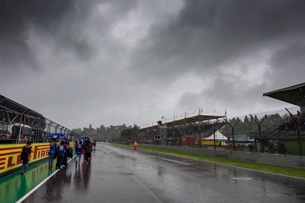 TearOffFR's tweet image. 🔴 La région de l'Émilie-Romagne déclenche une alerte rouge aux intempéries pour ces prochaines 48 heures, à 3 jours du #ImolaGP ! ⛈️

De la pluie, un vent violent ainsi que des orages et de la grêle sont attendus dans la région. De fortes précipitations pourraient même atteindre…