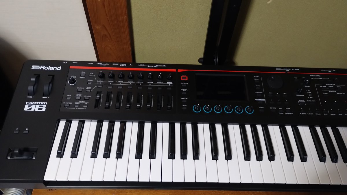 Take124930995's tweet photo. 鍵盤Getしました!
外に持って出られる音源付き鍵盤が欲しかったんです。MIDI周辺も強いやつで。
#FANTOM0 #Roland https://t.co/Jj9ofC1idz