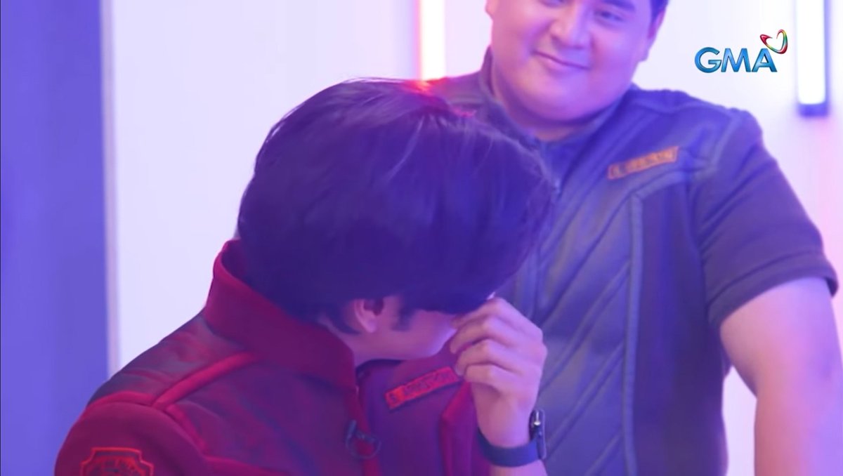 ShowbizBanter's tweet image. GRATEFUL

"Nakakatuwa lang makita na from 5 years old,ang dami ng nangyari sa karera ko. Yung mga taong nakapaligid sa akin andun parin sila. Sobrang grateful ko sa GMA."

Teen Idol Miguel Tanfelix becomes emotional as #KMJS shows him old clips of his 1st acting project on GMA.