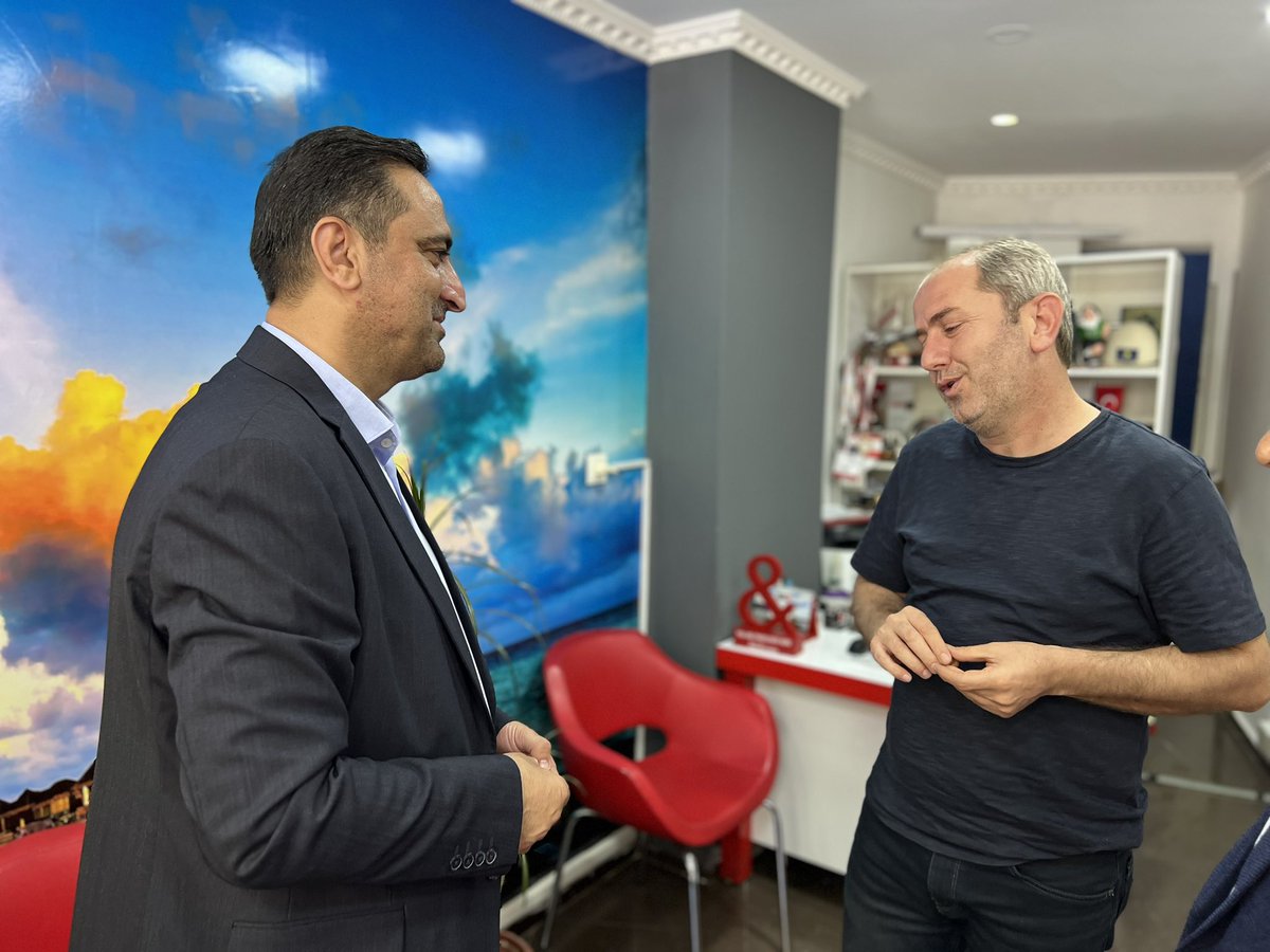 AvSerkanRamanli's tweet photo. Seçim süreci boyunca lokal yoğunluğumuza ve dün gerçekleştirdiğimiz zafer kutlamalarındaki kalabalığa sabreden komşu esnafımızdan helallik istedik.

Komşuluk kardeşlik gibidir. Bizi kardeşi gibi anlayışla misafir eden komşu esnafımıza teşekkür ederiz. https://t.co/ESuN9dIIXD
