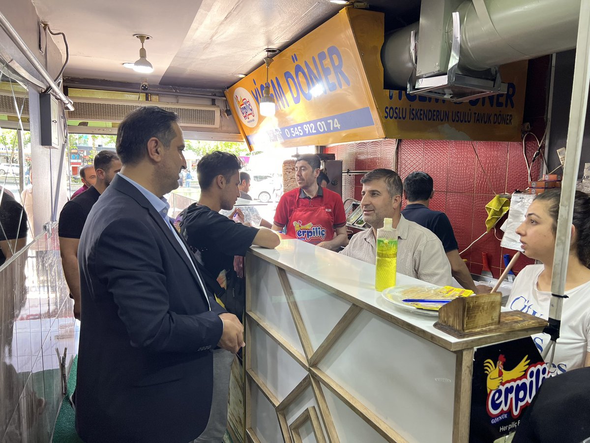AvSerkanRamanli's tweet photo. Seçim süreci boyunca lokal yoğunluğumuza ve dün gerçekleştirdiğimiz zafer kutlamalarındaki kalabalığa sabreden komşu esnafımızdan helallik istedik.

Komşuluk kardeşlik gibidir. Bizi kardeşi gibi anlayışla misafir eden komşu esnafımıza teşekkür ederiz. https://t.co/ESuN9dIIXD