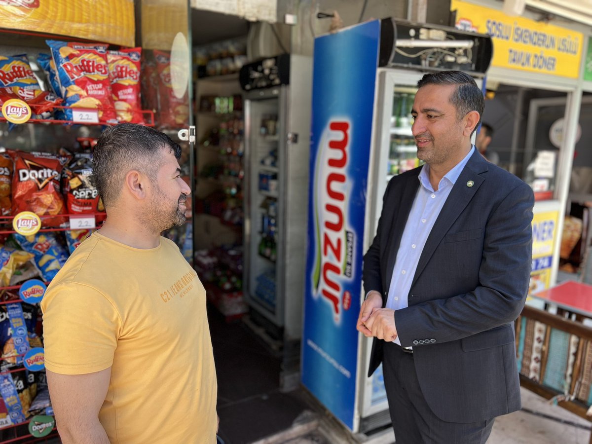 AvSerkanRamanli's tweet photo. Seçim süreci boyunca lokal yoğunluğumuza ve dün gerçekleştirdiğimiz zafer kutlamalarındaki kalabalığa sabreden komşu esnafımızdan helallik istedik.

Komşuluk kardeşlik gibidir. Bizi kardeşi gibi anlayışla misafir eden komşu esnafımıza teşekkür ederiz. https://t.co/ESuN9dIIXD